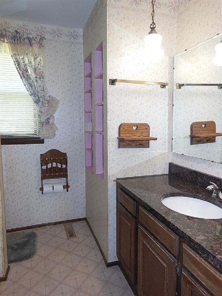 1520 North Nichols Road Flushing, MI 48433 - Photo 12 of 20 50024235-11.JPG