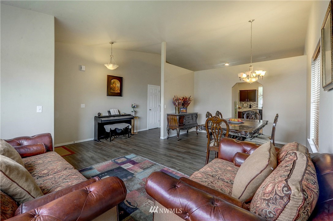 421 Kitsap Place Northeast Renton, WA 98059 - Photo 4 of 23