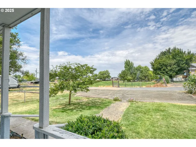 a view of yard with green space