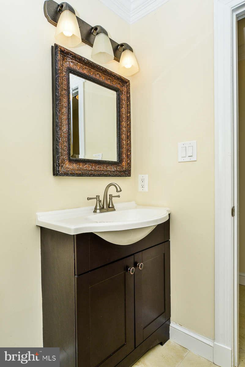 10421 Mt Sunapee Road Vienna, VA 22182 - Photo 12 of 26 Bath