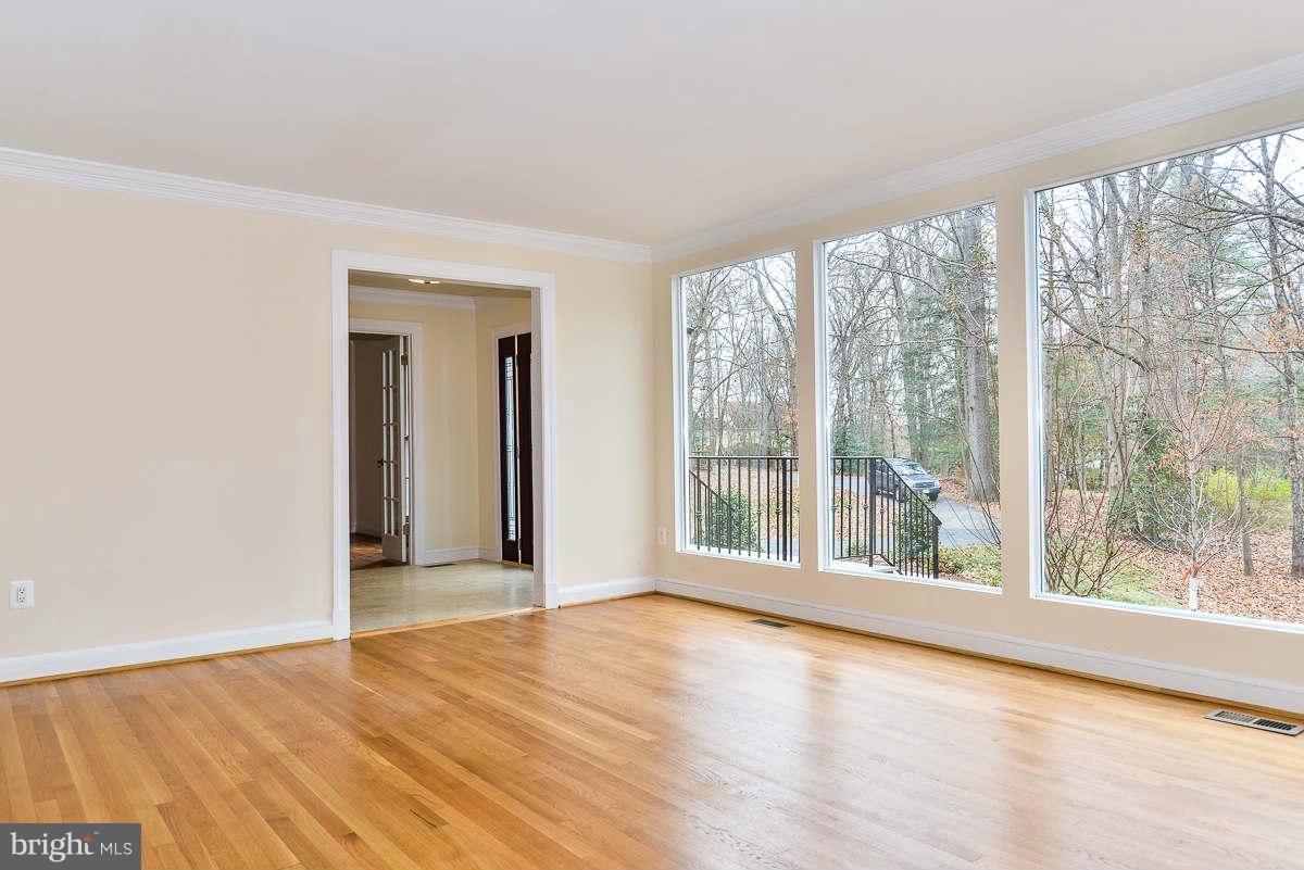 10421 Mt Sunapee Road Vienna, VA 22182 - Photo 6 of 26 Living Room