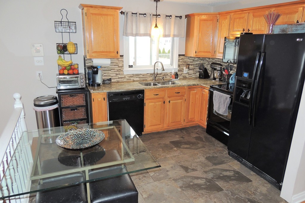 40 Ogden Street Springfield, MA 01151 - Photo 5 of 24 Gallery Image 5