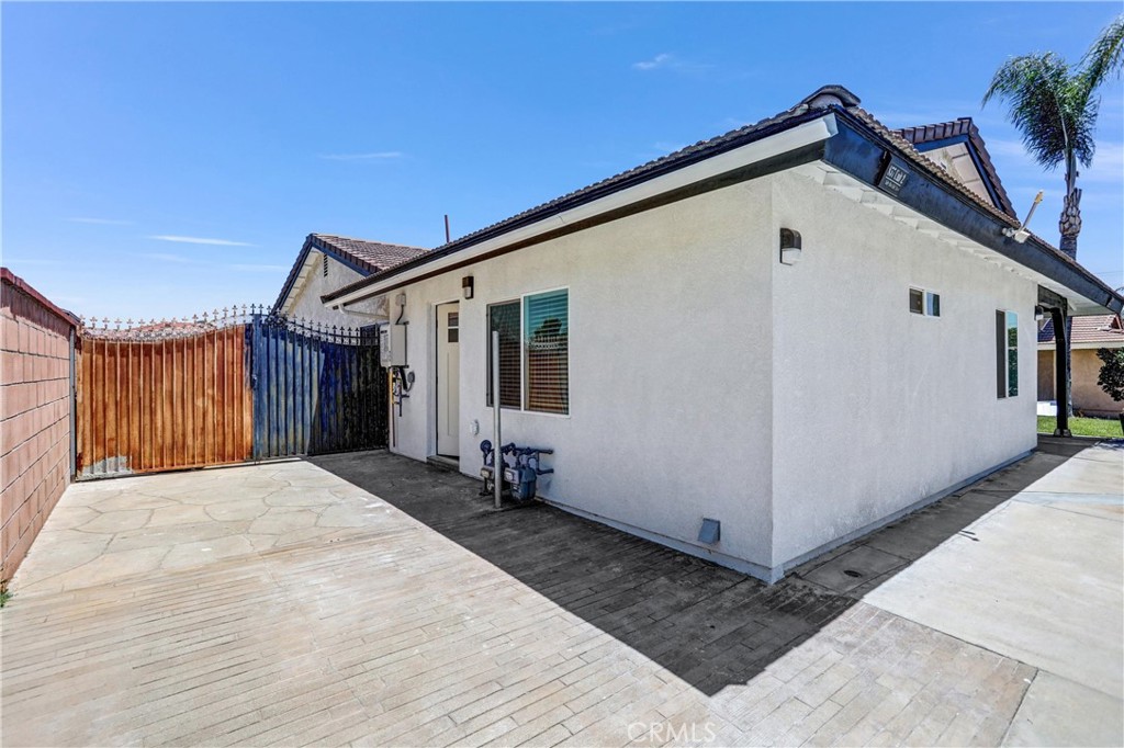 857 South Idyllwild Avenue, Unit 2 Rialto, CA 92376 - Photo 14 of 16 Patio area