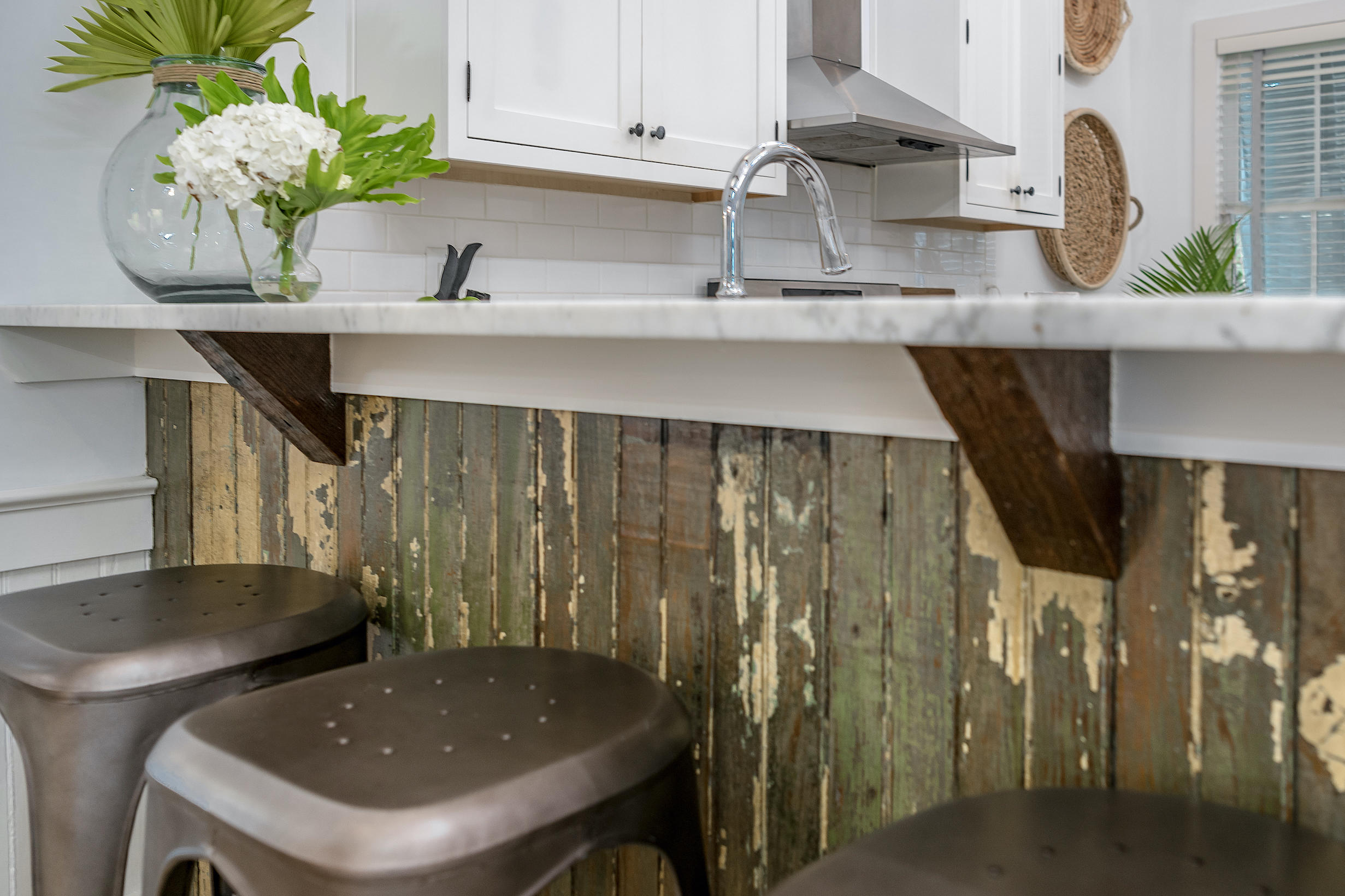 306 President Street Charleston, SC 29403 - Photo 11 of 23 bar seats close