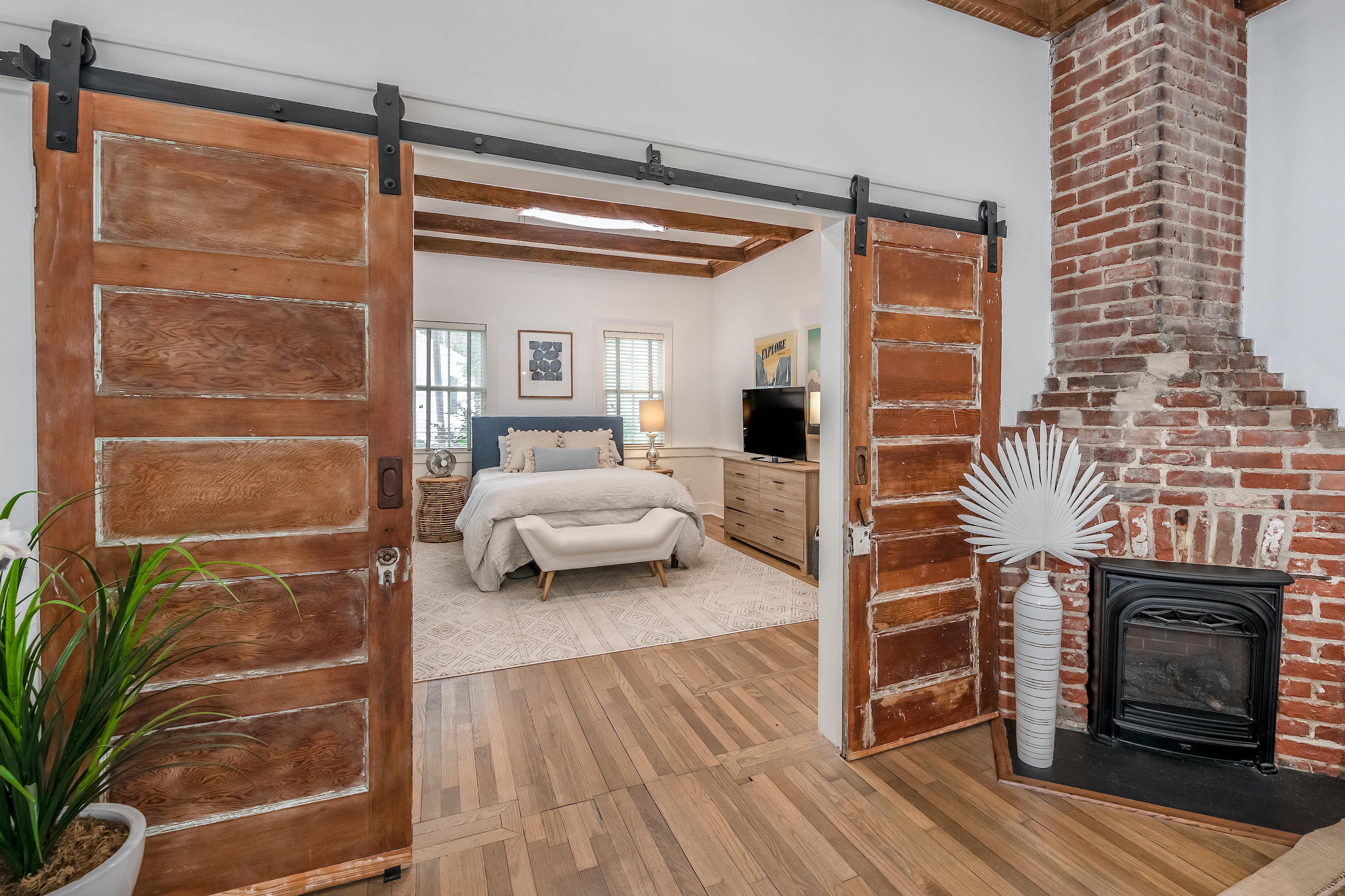 306 President Street Charleston, SC 29403 - Photo 17 of 23 guest bed door