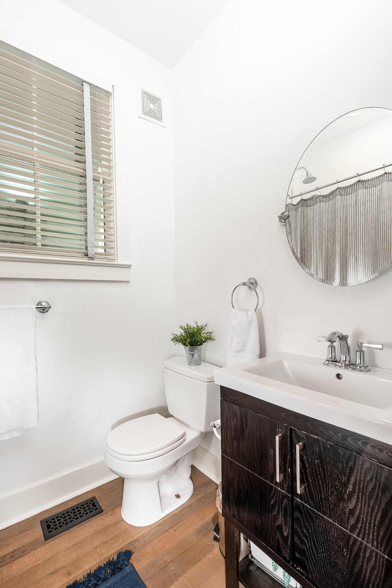 306 President Street Charleston, SC 29403 - Photo 20 of 23 guest bath