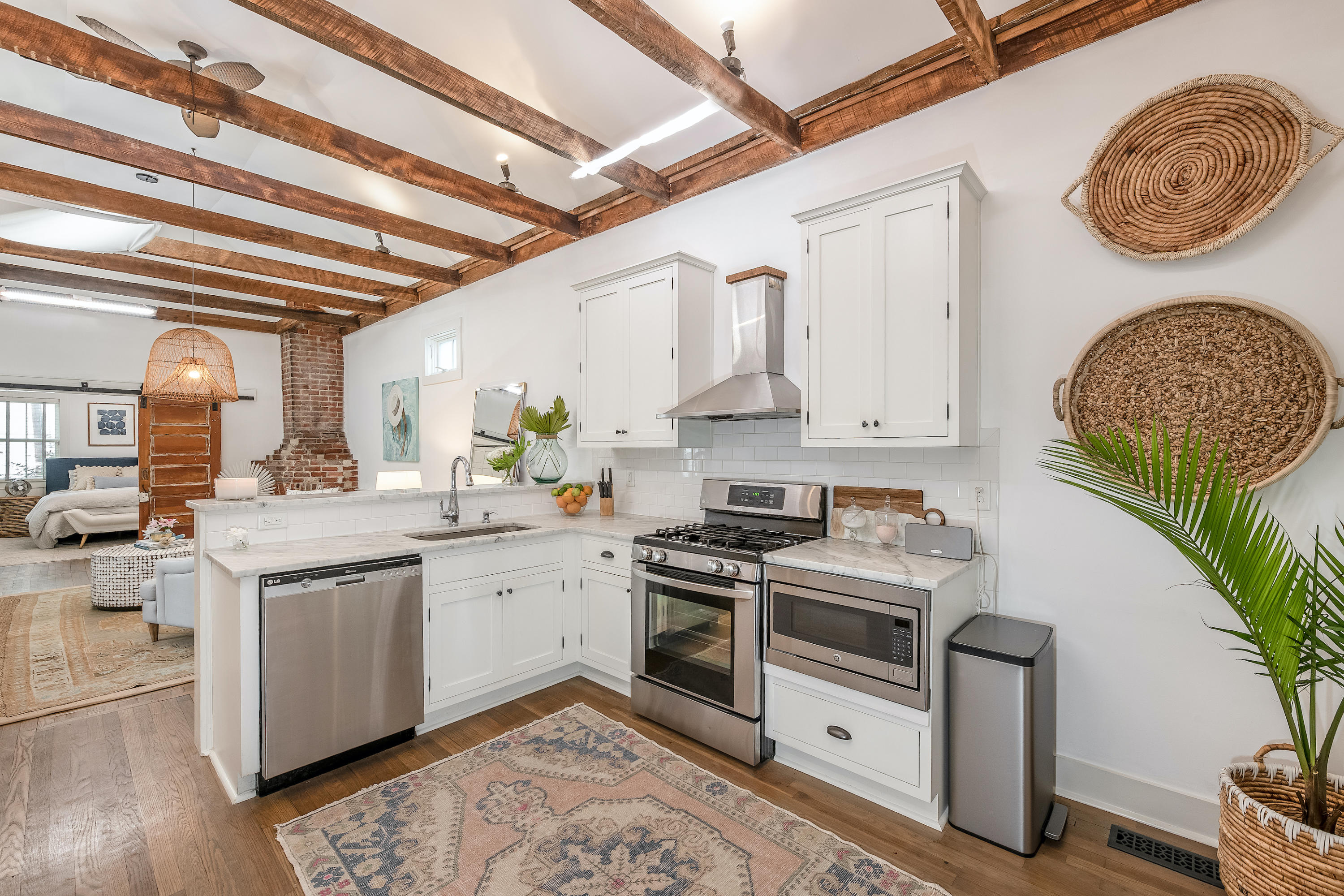 306 President Street Charleston, SC 29403 - Photo 9 of 23 kitchen