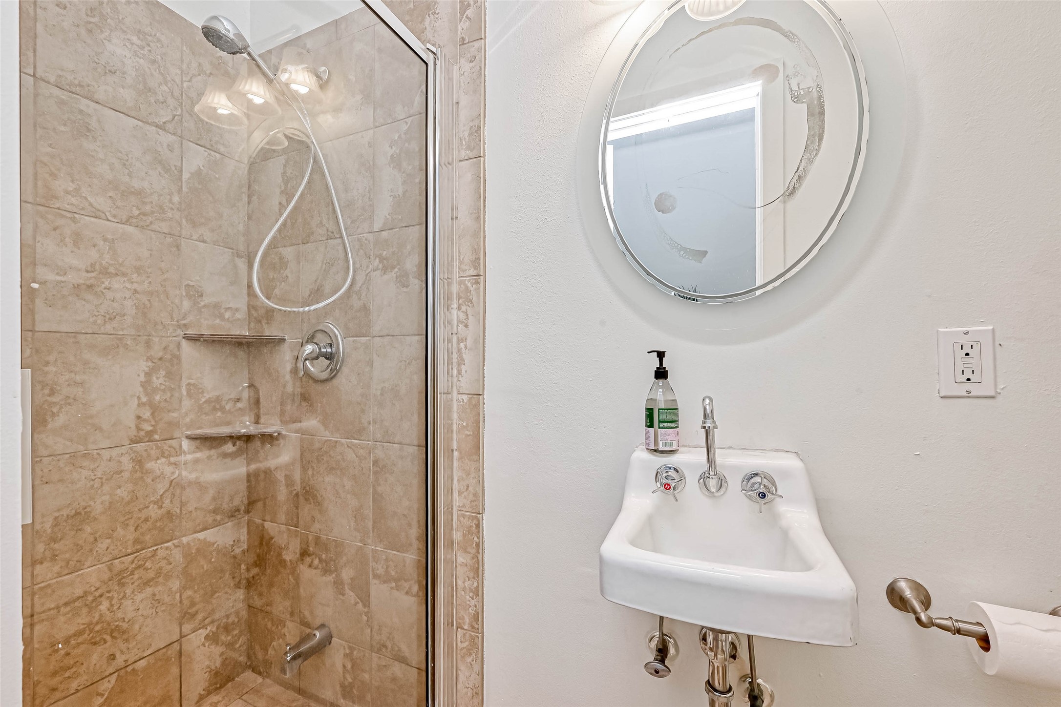 2112 Harold Street Houston, TX 77098 - Photo 14 of 16 Bathroom also features shower with tile surround.