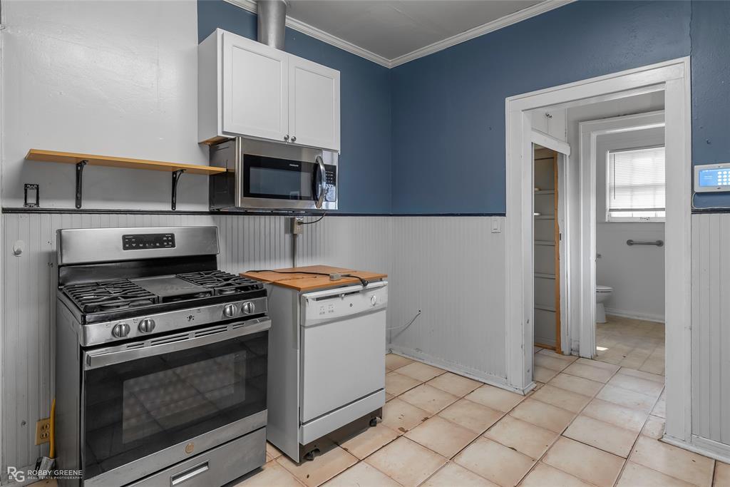 117 Merrick Street Shreveport, LA 71104 - Photo 15 of 25 a kitchen with cabinets and steel stainless steel appliances
