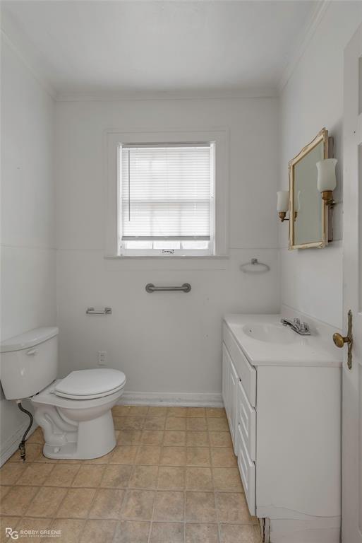 117 Merrick Street Shreveport, LA 71104 - Photo 19 of 25 a bathroom with a sink toilet and window