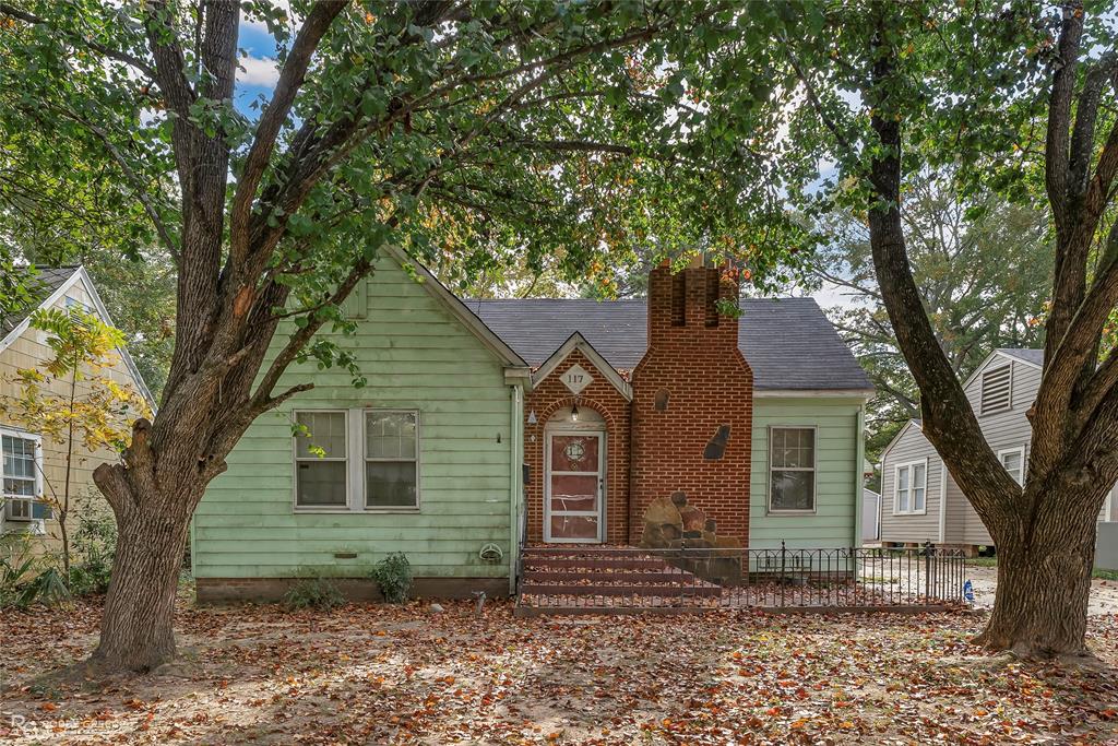 117 Merrick Street Shreveport, LA 71104 - Photo 2 of 25 a front view of a house with a tree