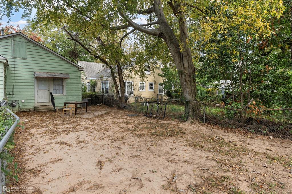 117 Merrick Street Shreveport, LA 71104 - Photo 6 of 25 a backyard of a house with table and chairs