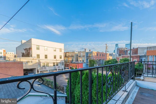 $1,275 | 711 Corinthian Avenue, Unit 2R, Philadelphia, PA 19130