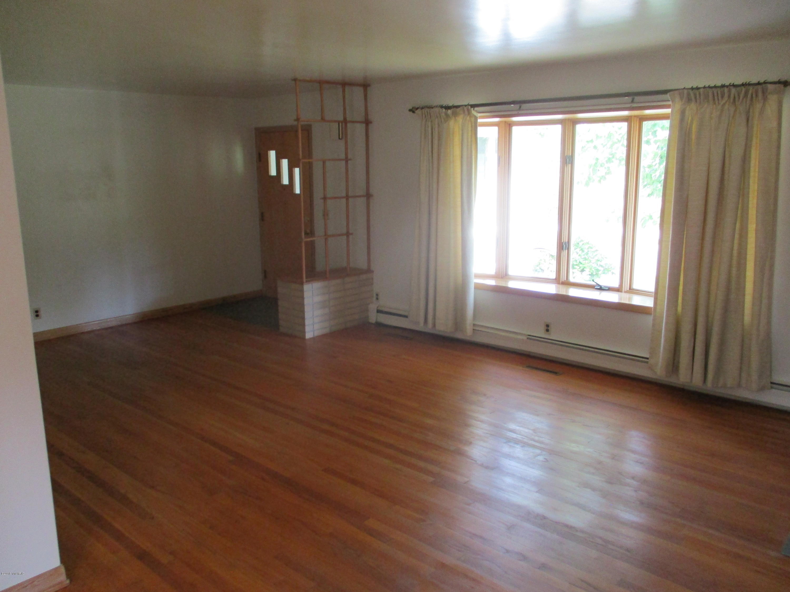 1909 Lenz Road Ludington, MI 49431 - Photo 6 of 22 Living room
