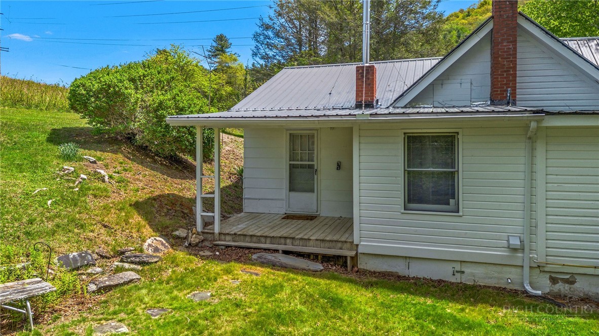 2284 Idlewild Road West Jefferson, NC 28694 - Photo 4 of 23 a view of a house with a yard