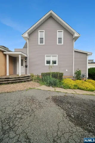a view of a house with backyard and garden