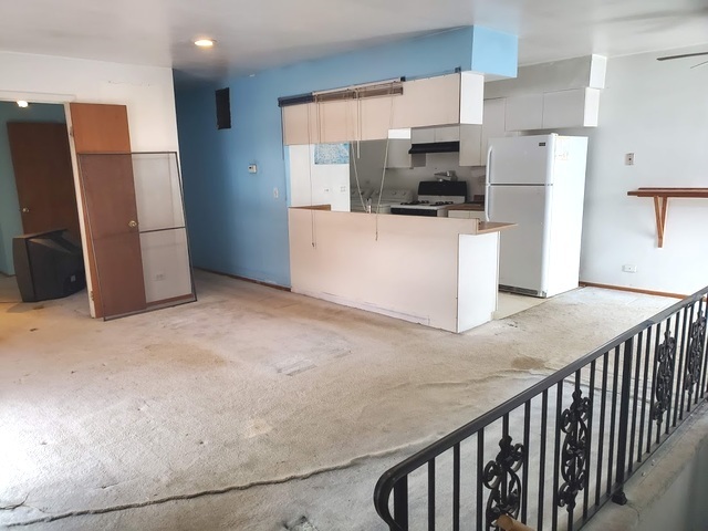 324 Inverrary Lane, Unit D Deerfield, IL 60015 - Photo 3 of 32 a kitchen with refrigerator and microwave