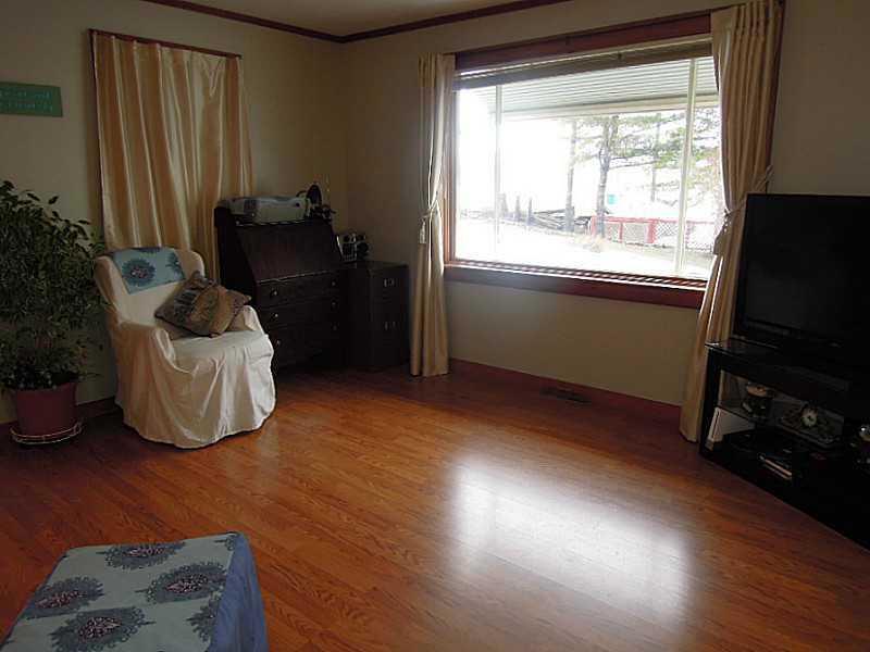 188 Presque Isle Street Fort Fairfield, ME 04742 - Photo 5 of 28 Living Room.