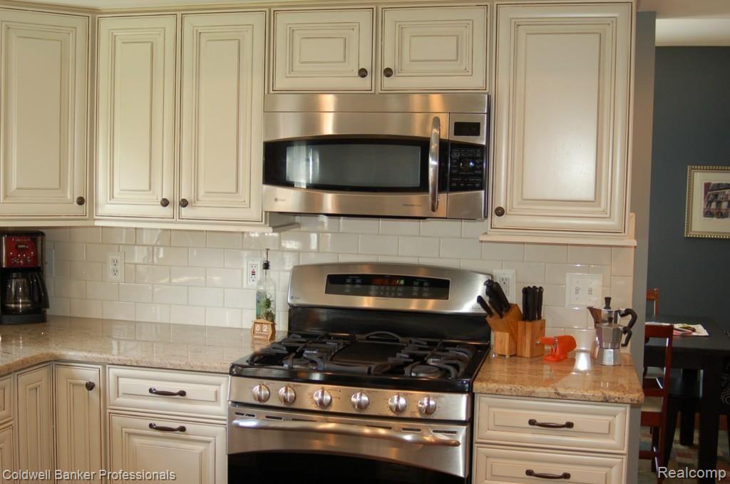 1010 Pointe Pl Boulevard Rochester, MI 48307 - Photo 13 of 33 038.jpg