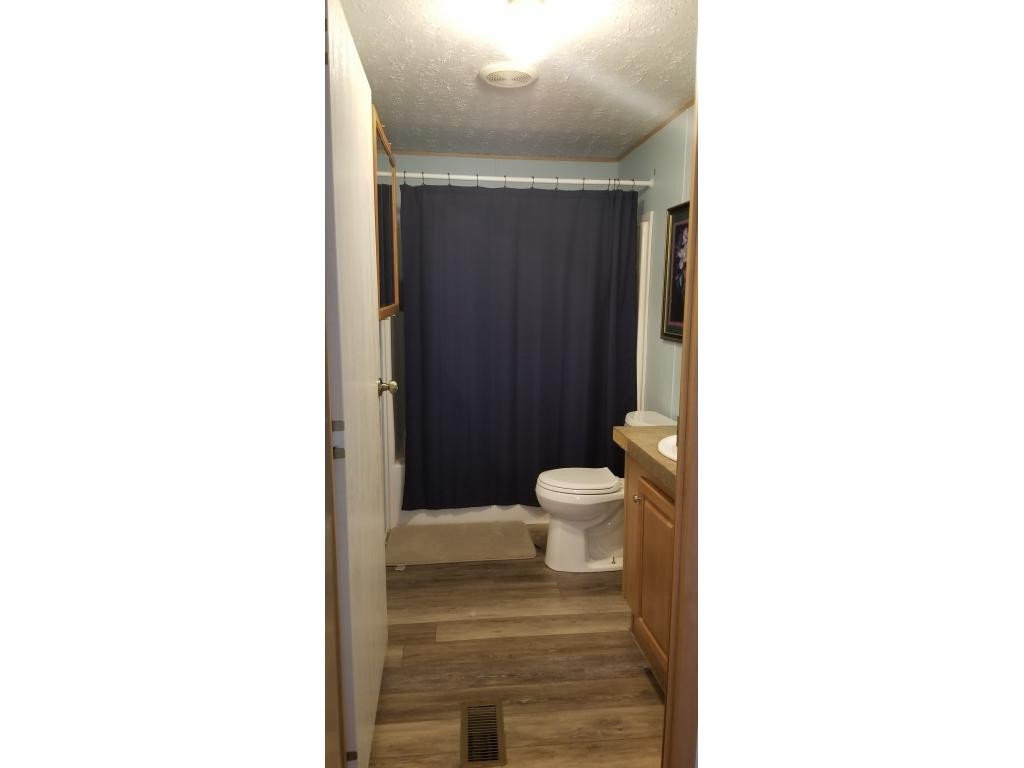 1395 East Stage Coach Road Greeneville, TN 37743 - Photo 15 of 26 2nd Bathroom
