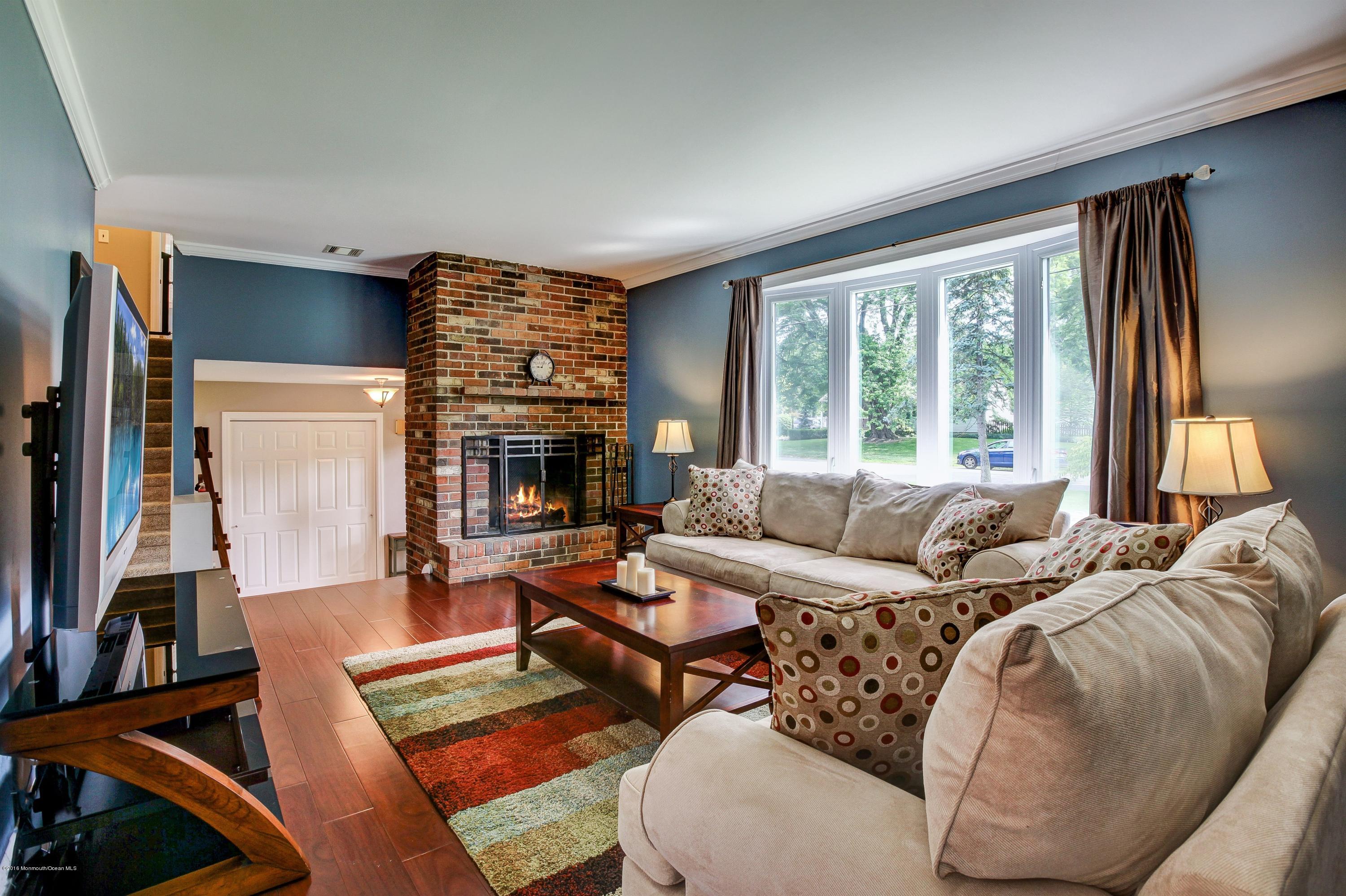136 Manaqua Road Freehold, NJ 07728 - Photo 5 of 18 005_Living