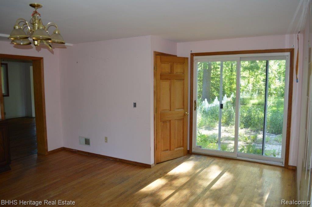 2450 East Coon Lake Road Howell, MI 48843 - Photo 25 of 49 Dining room with door to patio