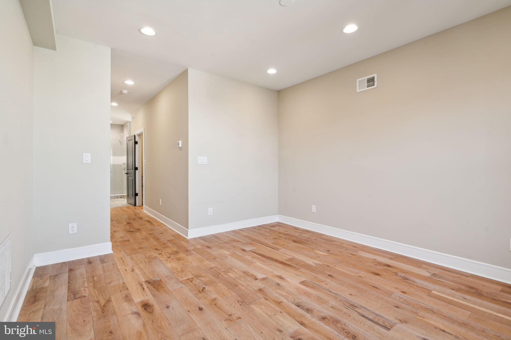 518 Mercy Street Philadelphia, PA 19148 - Photo 18 of 50 Spacious, light-filled living area.