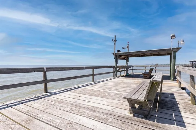 a view of livingroom with furniture