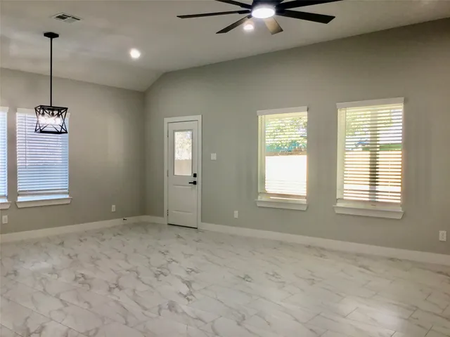 $1,900 | 924 East 2nd Street, Bellville, TX 77418