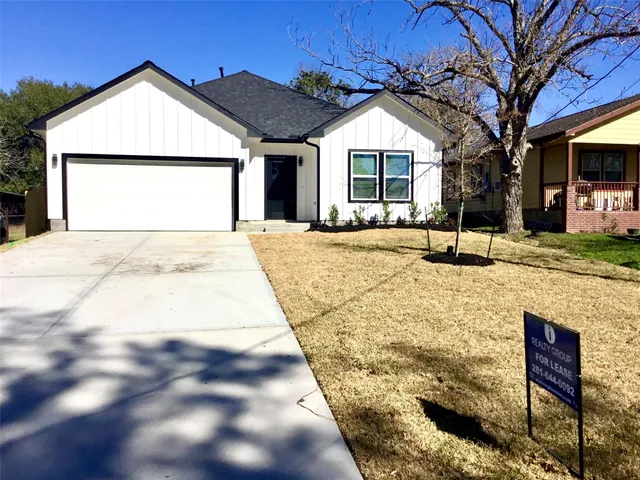 $1,900 | 924 East 2nd Street, Bellville, TX 77418