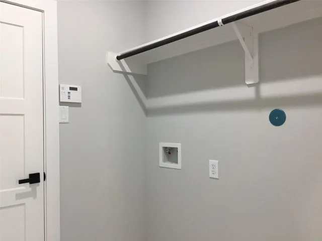 $1,900 | 924 East 2nd Street, Bellville, TX 77418