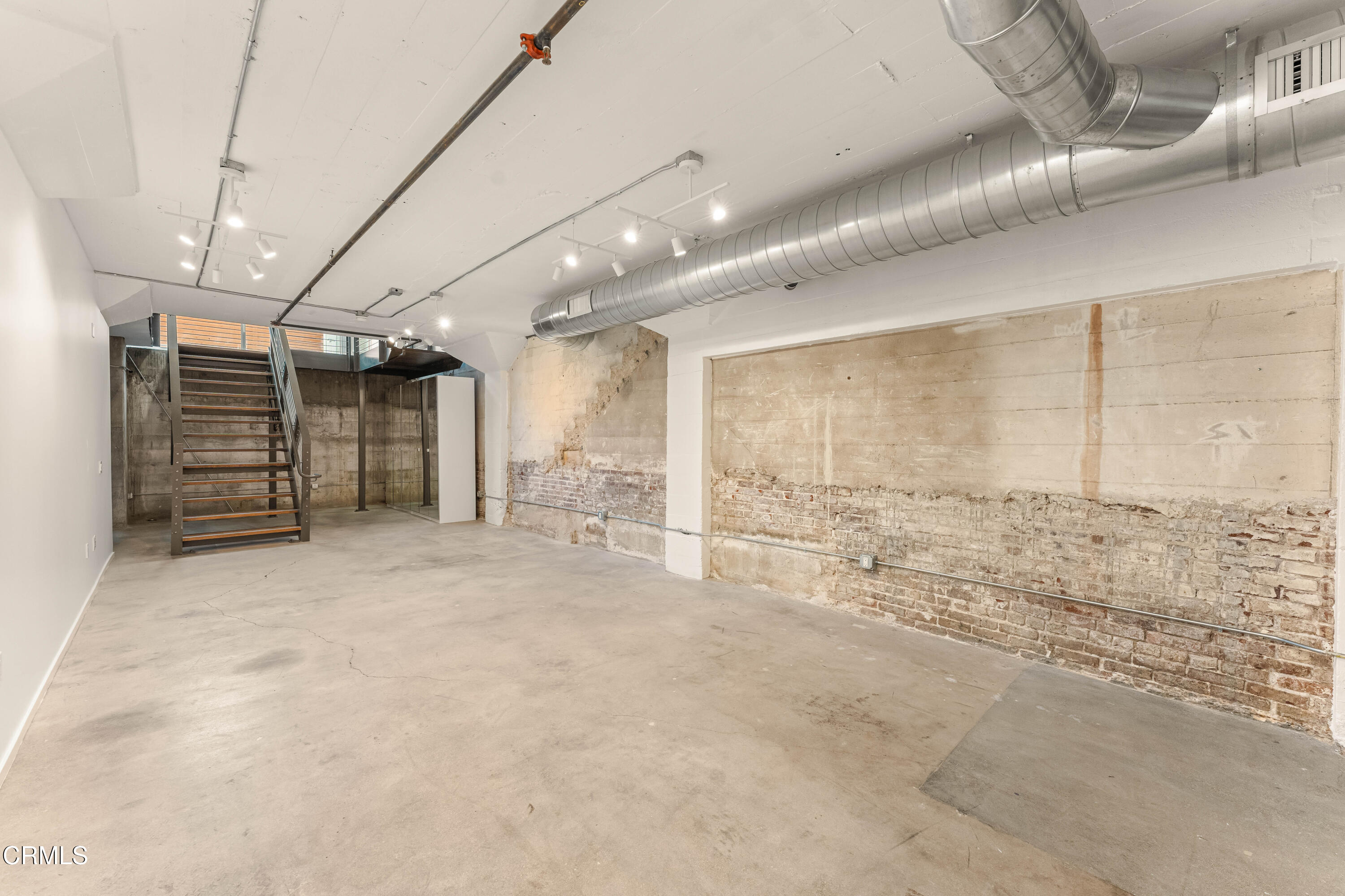 530 South Hewitt Street, Unit 130 Los Angeles, CA 90013 - Photo 36 of 53 a view of an empty room