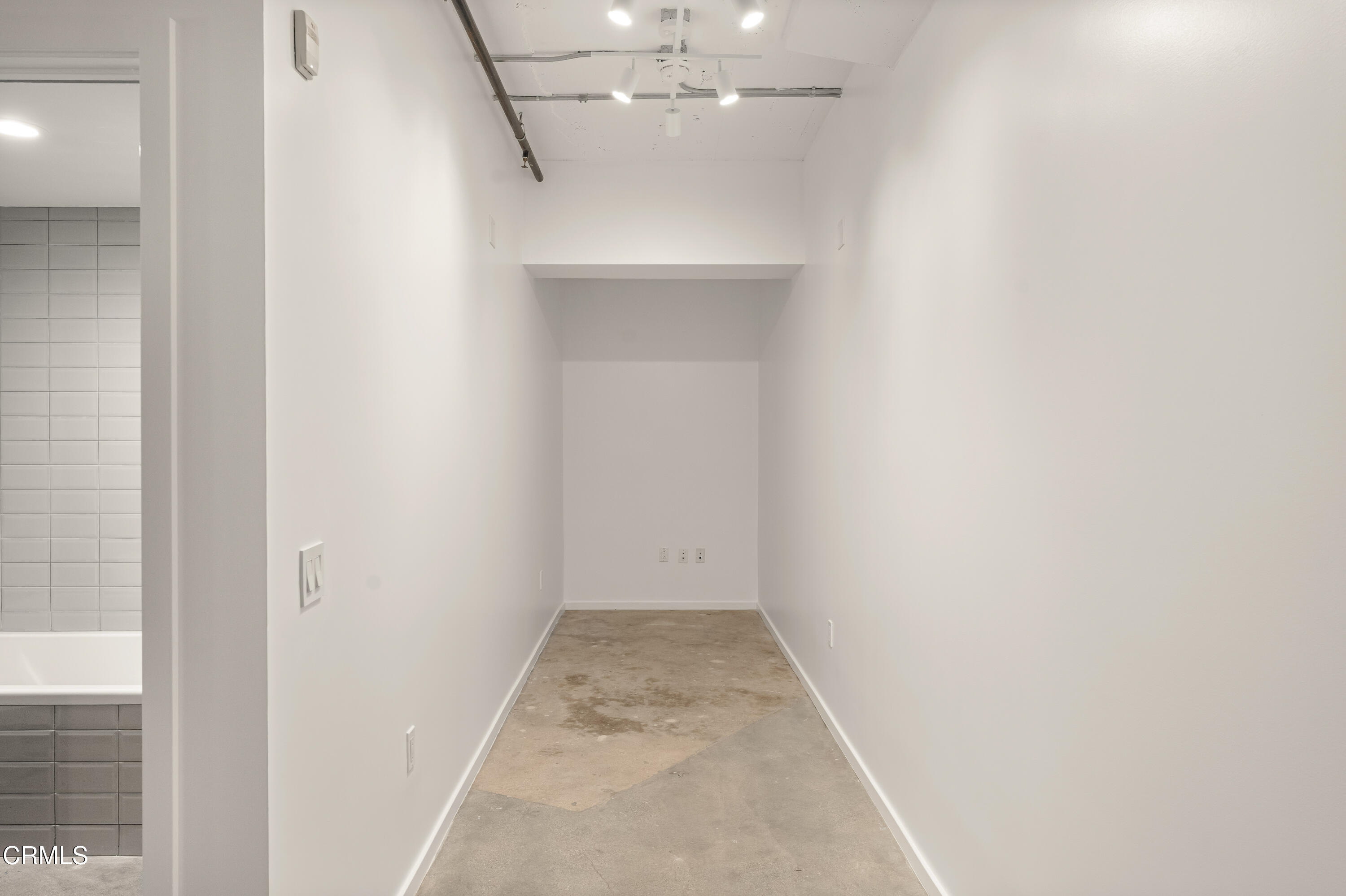 530 South Hewitt Street, Unit 130 Los Angeles, CA 90013 - Photo 41 of 53 an empty room with a hallway