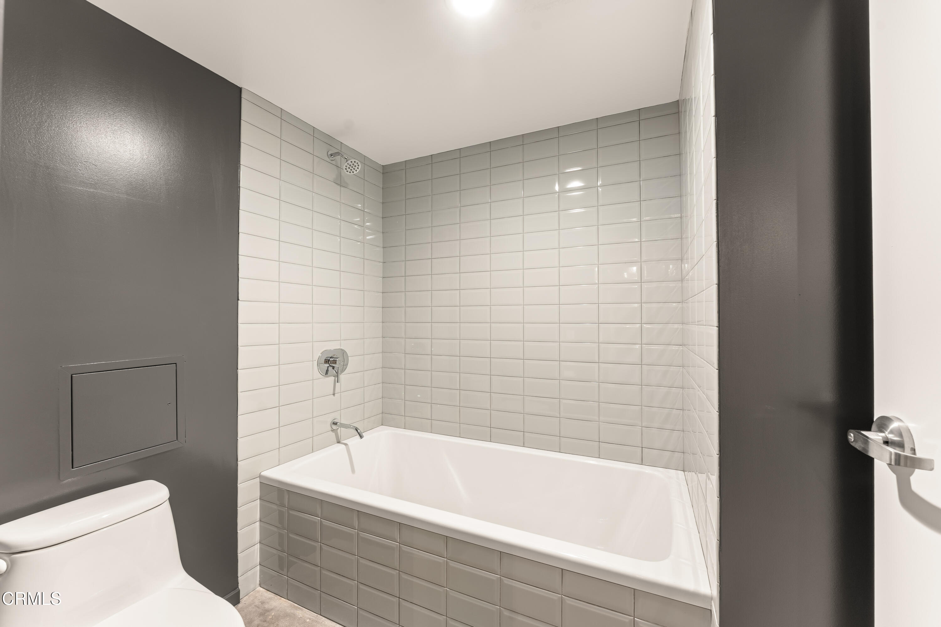 530 South Hewitt Street, Unit 130 Los Angeles, CA 90013 - Photo 45 of 53 a bathroom with a bathtub and a toilet