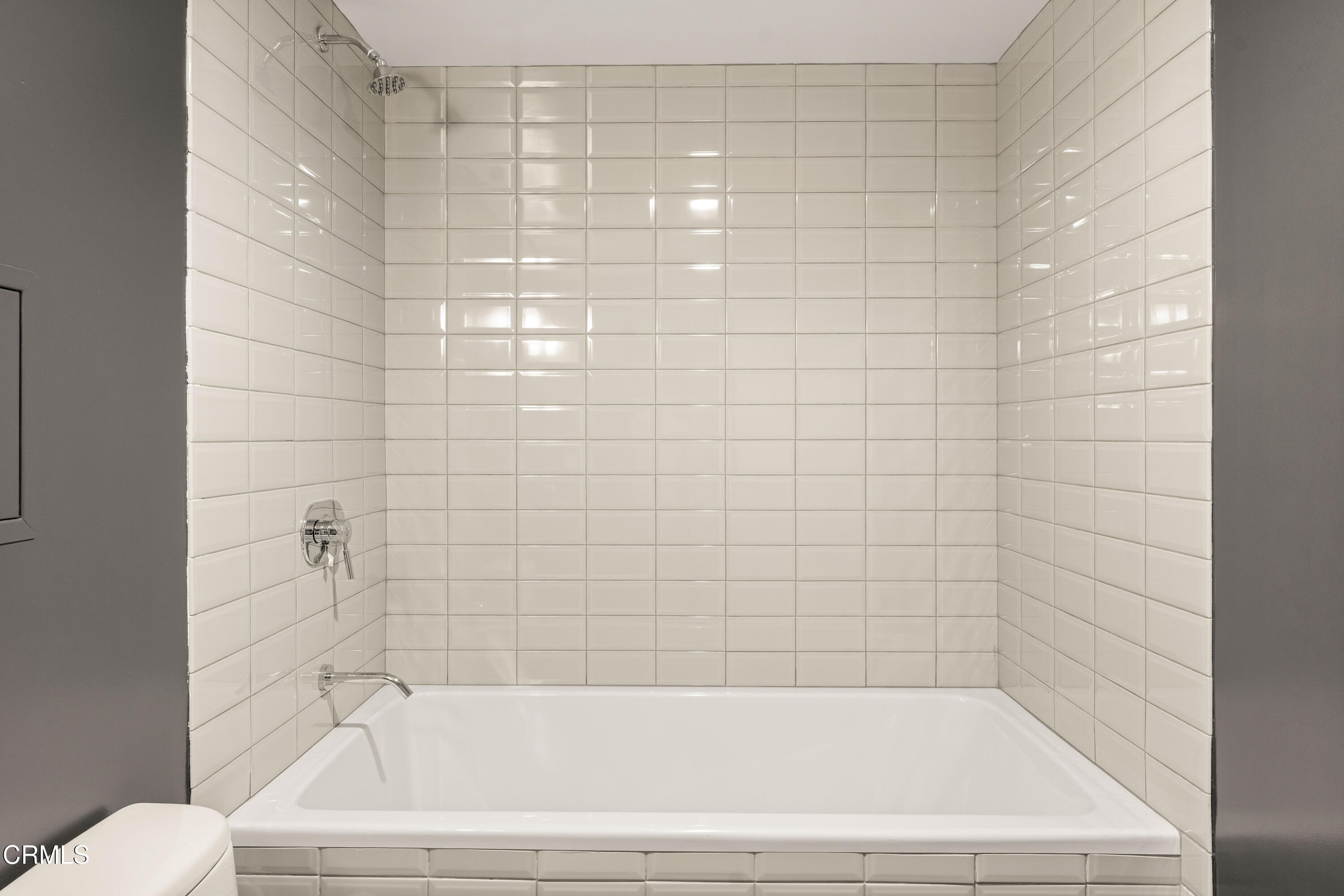 530 South Hewitt Street, Unit 130 Los Angeles, CA 90013 - Photo 9 of 53 a bathroom with a bathtub