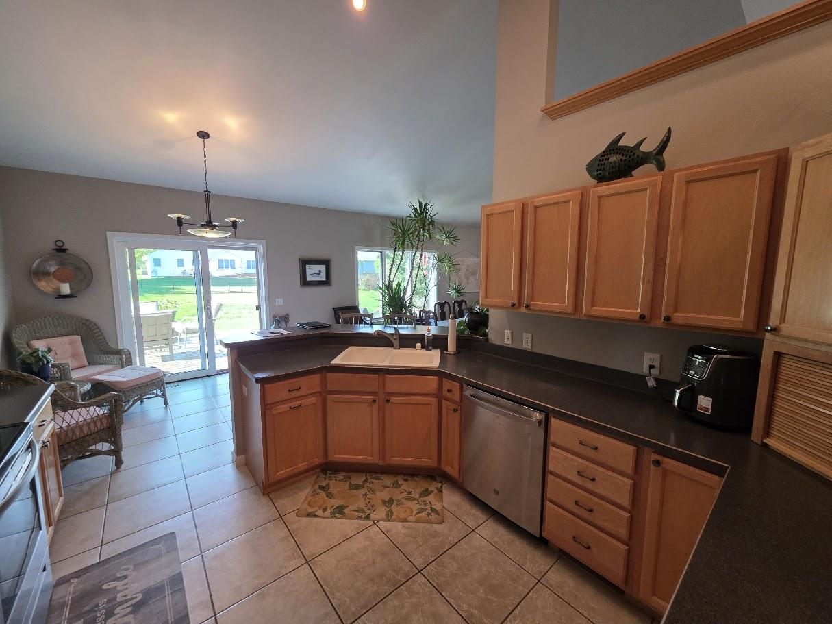 125 Meadow Ridge Lane Madison, WI 53704 - Photo 8 of 47