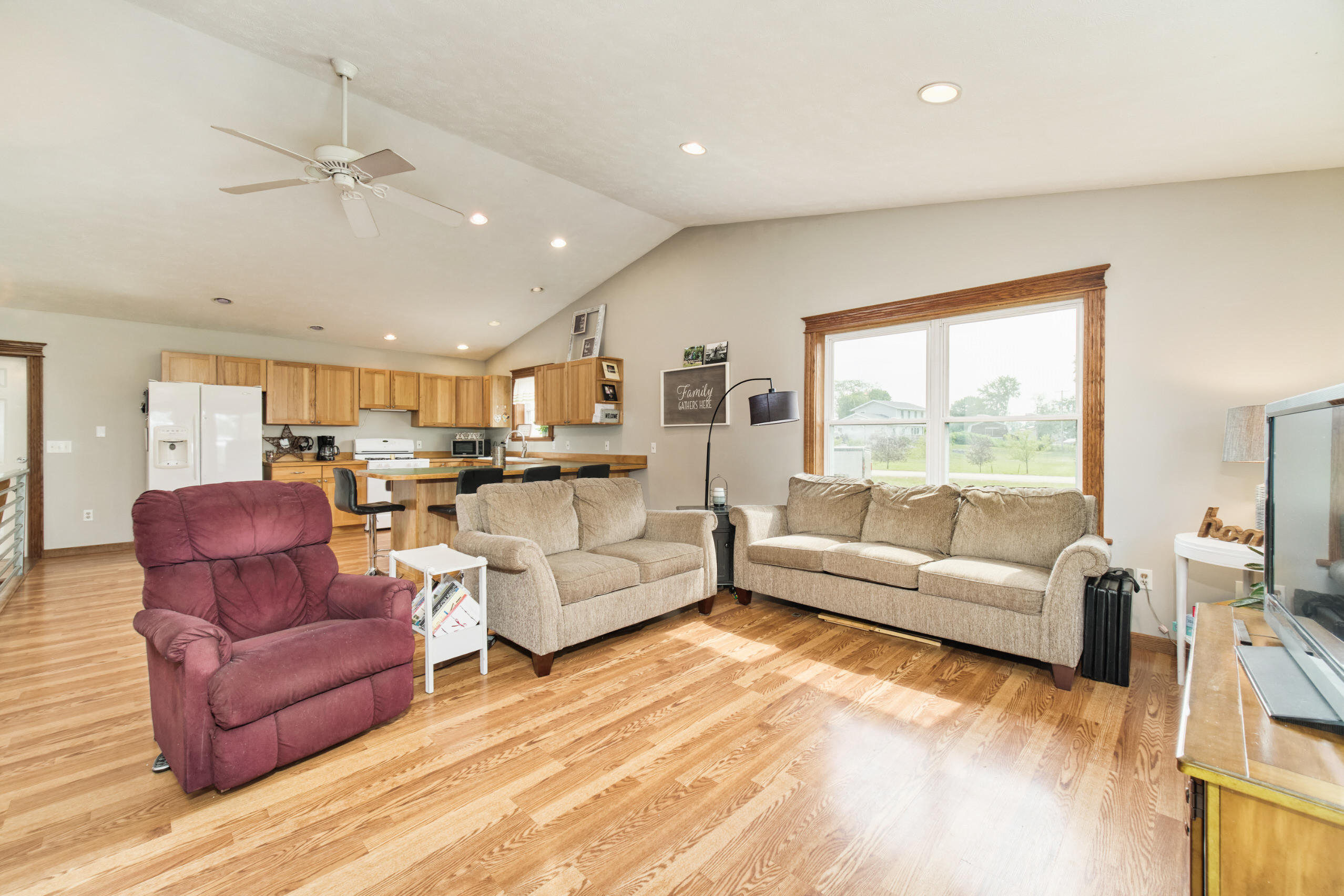 9418 Skeels Road Fremont, MI 49412 - Photo 27 of 59 Living Room