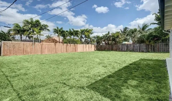 a view of a house with backyard and garden