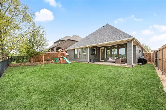 a view of a house with a backyard