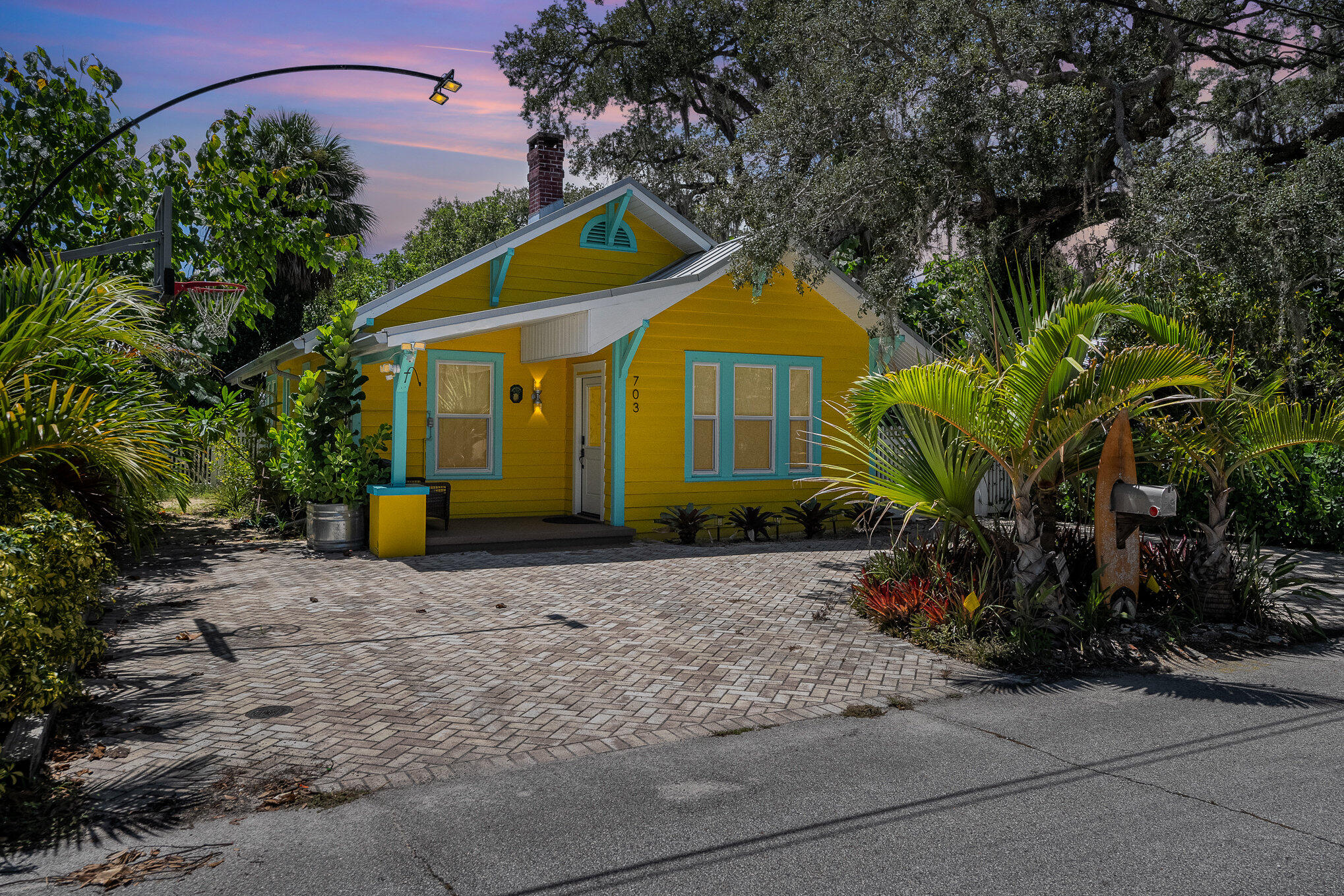 a view of a house with backyard and plants