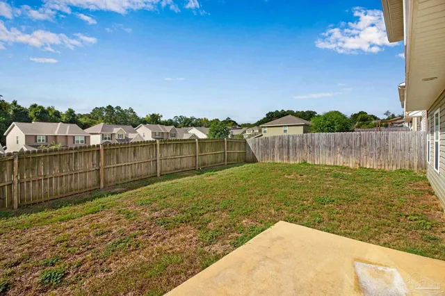 a view of a backyard