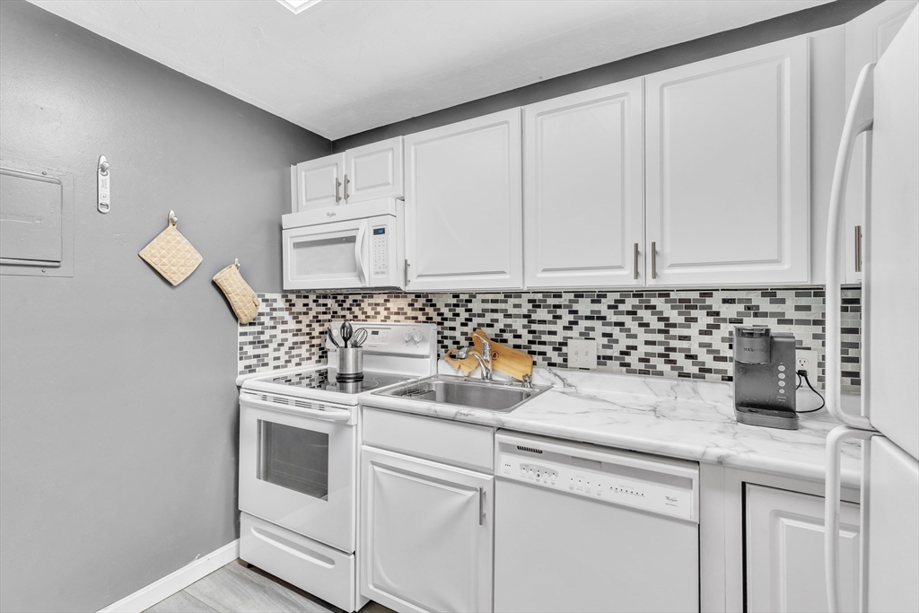 21 Erick Road, Unit 17 Mansfield, MA 02048 - Photo 5 of 23