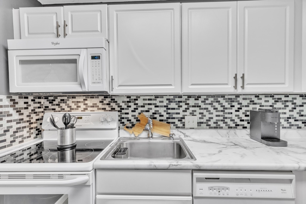 21 Erick Road, Unit 17 Mansfield, MA 02048 - Photo 6 of 23