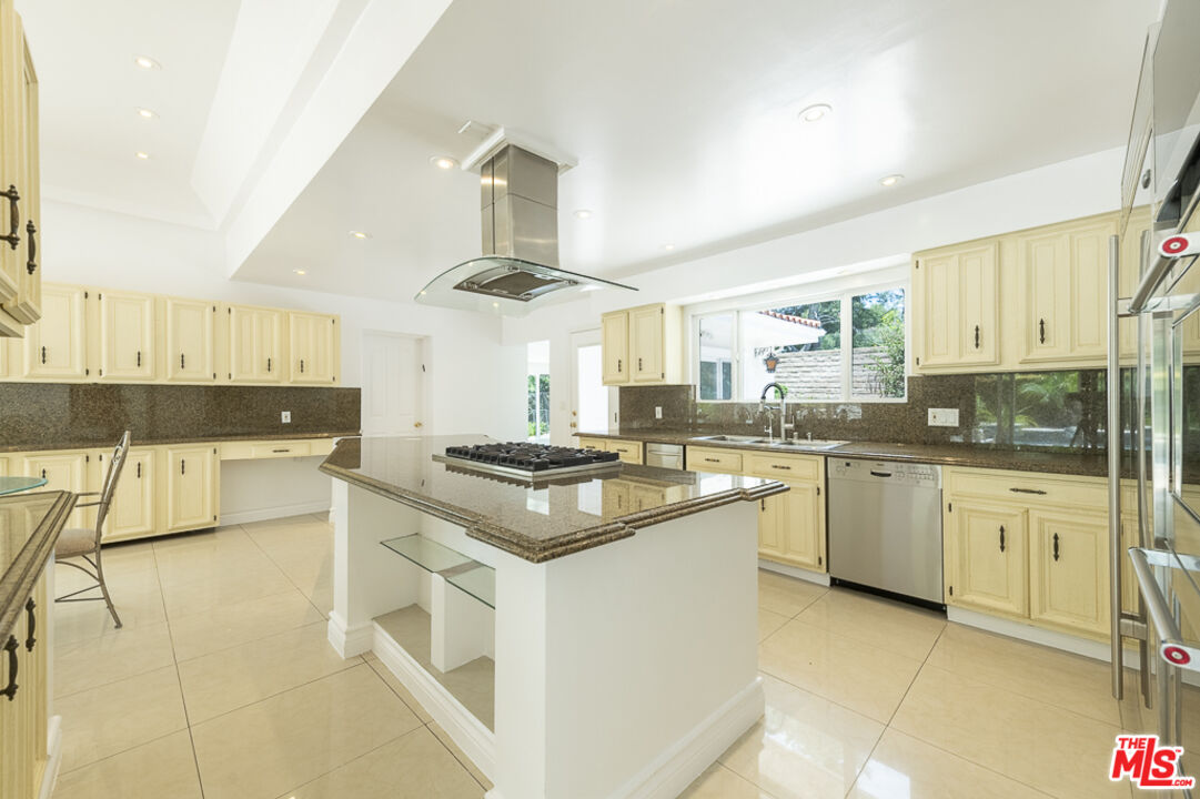 16379 Meadow Ridge Road West Encino, CA 91436 - Photo 10 of 36