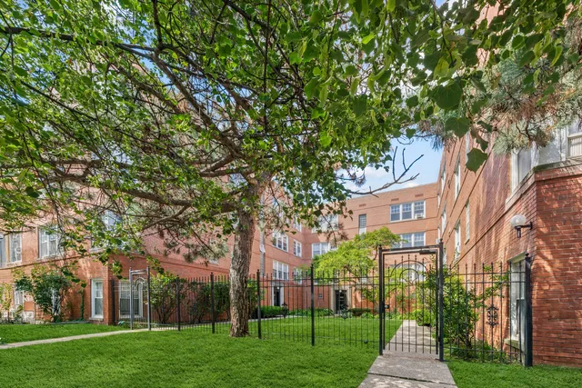$205,000 | 2434 West Farragut Avenue, Unit 3B, Chicago, IL 60625