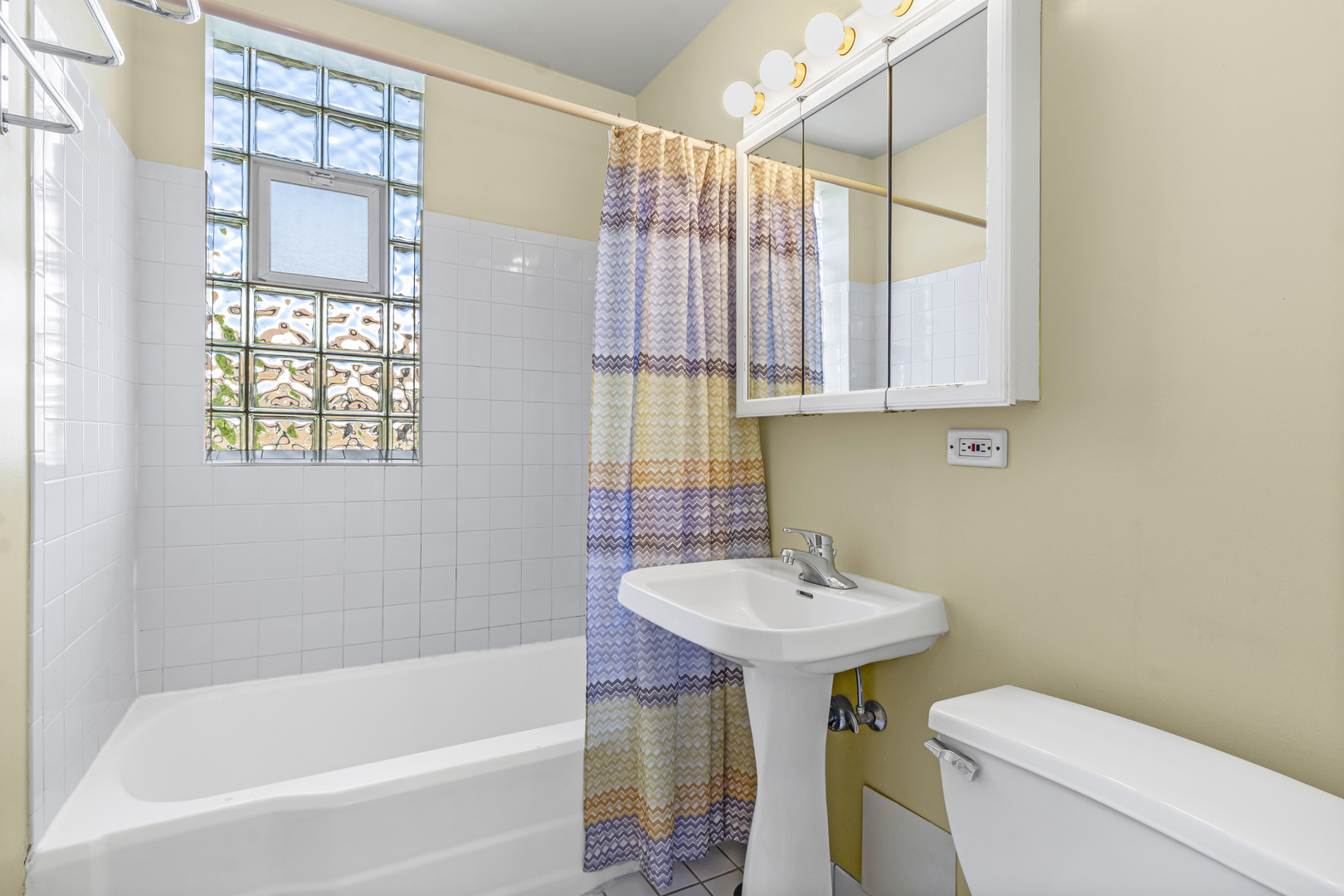2434 West Farragut Avenue, Unit 3B Chicago, IL 60625 - Photo 13 of 20 a bathroom with a sink a toilet and bathtub