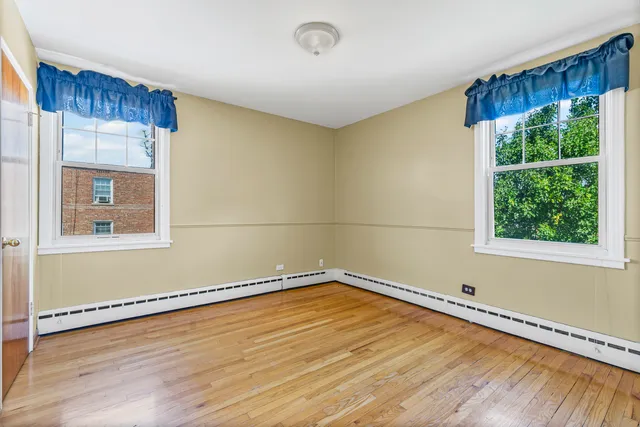 $205,000 | 2434 West Farragut Avenue, Unit 3B, Chicago, IL 60625