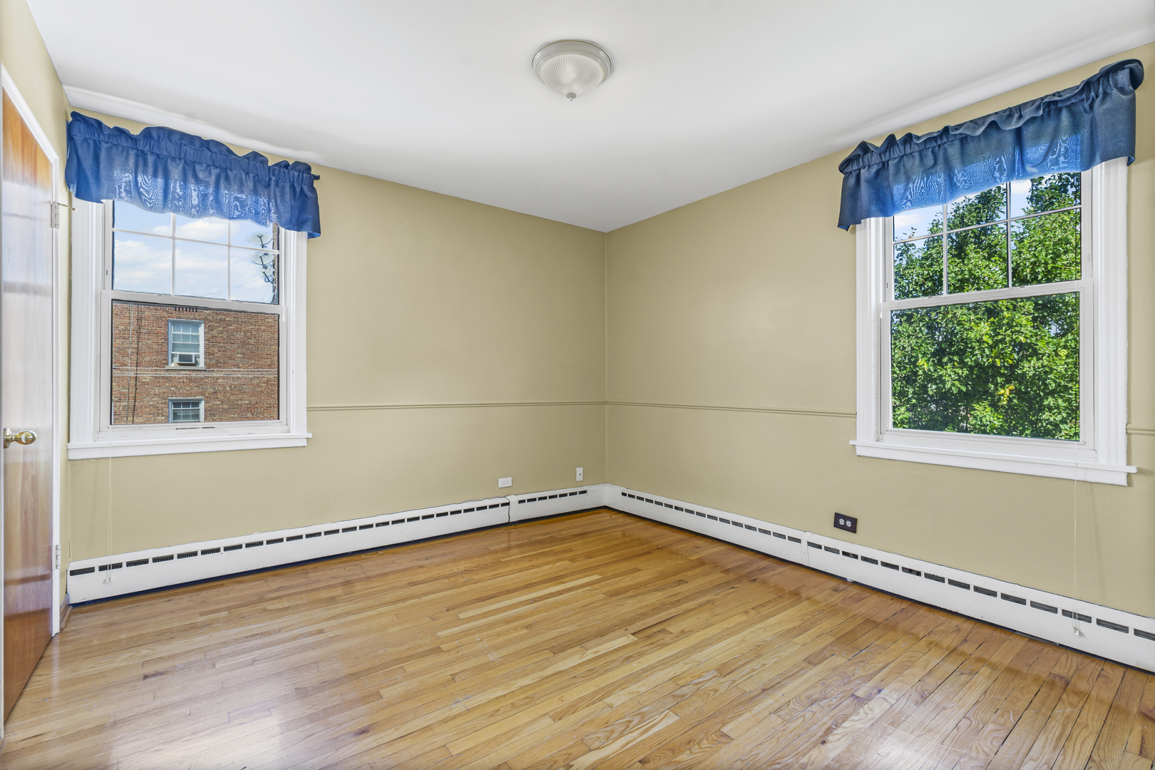 2434 West Farragut Avenue, Unit 3B Chicago, IL 60625 - Photo 16 of 20 a view of a room with wooden floor and a window