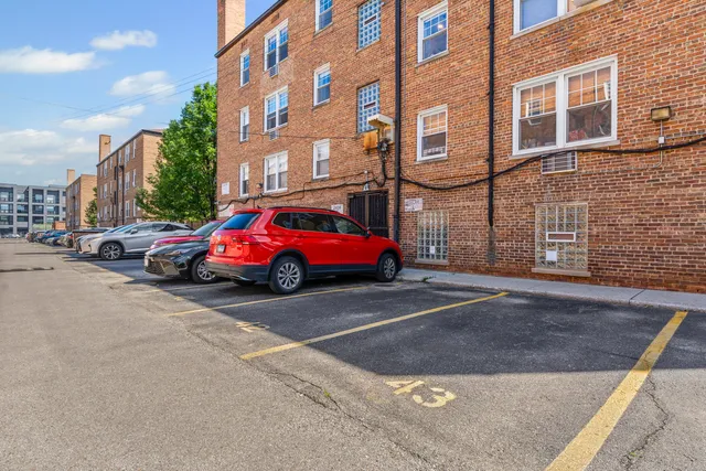 $205,000 | 2434 West Farragut Avenue, Unit 3B, Chicago, IL 60625