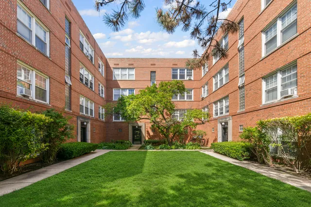 $205,000 | 2434 West Farragut Avenue, Unit 3B, Chicago, IL 60625